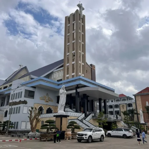 Nhà Thờ Cha Diệp – điểm hành hương nổi tiếng ở Bạc Liêu. Dịch vụ thuê xe đi Cha Diệp từ TP.HCM – Thuê Xe Liên Tỉnh 247.