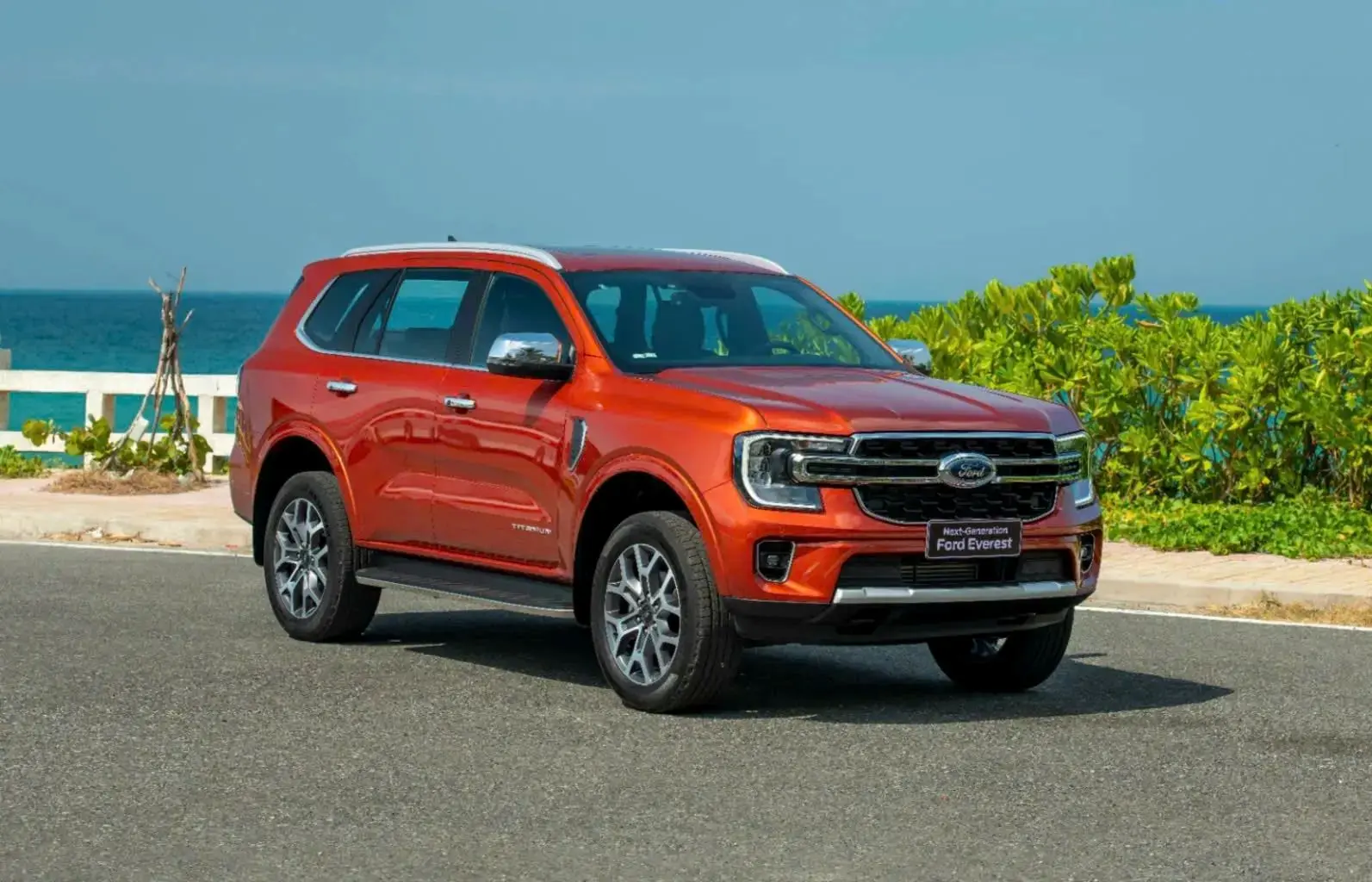 Ngoại thất xe Ford Everest 7 chỗ với thiết kế mạnh mẽ, hiện đại