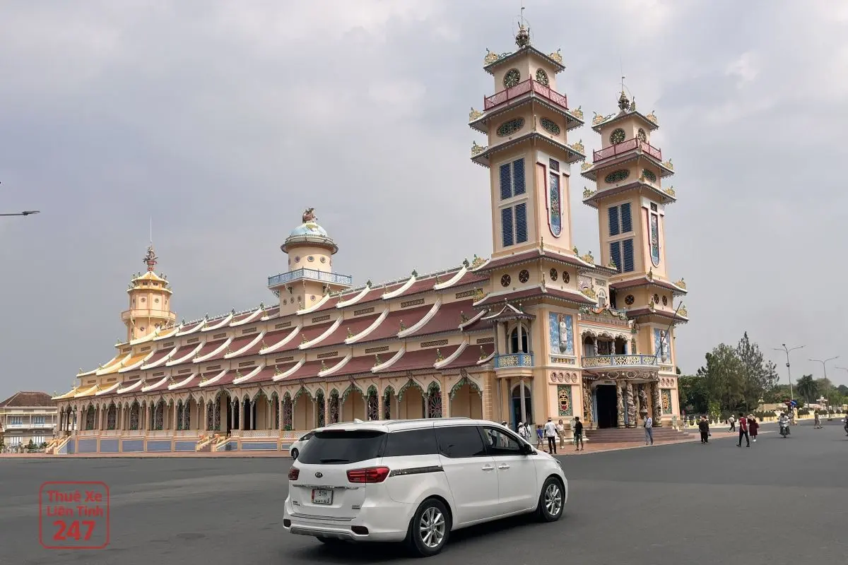 Xe du lịch 7 chỗ tại Tòa Thánh Tây Ninh khi thuê xe đi Tây Ninh từ TPHCM